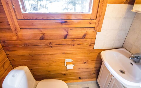 Riihiranta: Træ, Sanitærarmatur, Badeværelsesvask, Gulvbelægning, Toilet, Badeværelse, Etage, Bejdse, Vvs, Hårdttræ