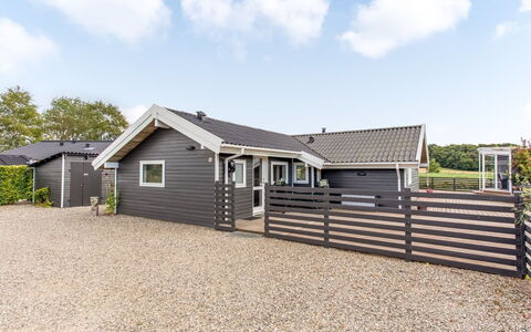 Eisa - 75M from the Sea: Tag, Tækning, Sommerhus, Hus, Landsby, Stuehus, Hytte, Estate, Indkørsel