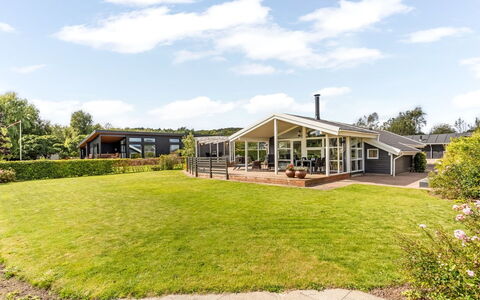 Eisa - 75M from the Sea: Hjem, Estate, Skygge, Landscaping, Lawn, Stuehus, Gård, Villa, Mansion, Veranda