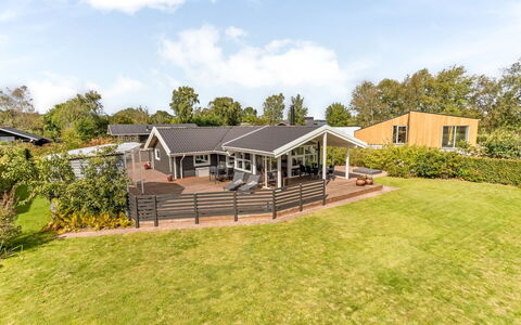 Eisa - 75M from the Sea: Hjem, Tag, Estate, Sommerhus, Skygge, Landscaping, Stuehus, Veranda, Garden Bygninger, Udendørs Struktur
