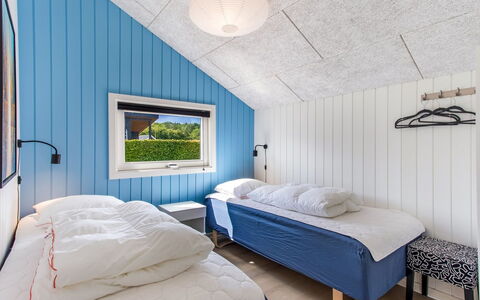 Eisa - 75M from the Sea: Soveværelse, Træ, Seng, Indretning, Loft, Sengetøj, Sengetøj, Etage, Bed Frame, Hjem