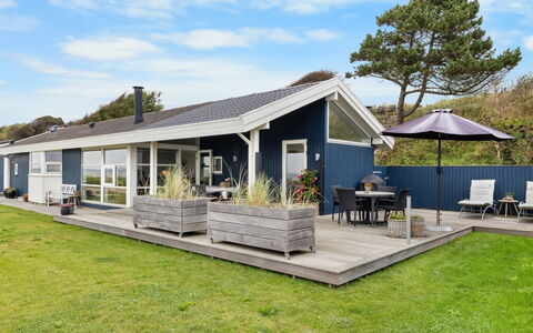 Gertje - 20M from the Sea: Blå, Busk, Sommerhus, Bunddække, Have, Estate, Skygge, Landscaping, Stuehus, Eco Hotel