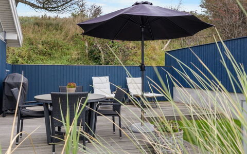 Gertje - 20M from the Sea: Blå, Busk, Sommerhus, Bunddække, Have, Estate, Skygge, Landscaping, Stuehus, Eco Hotel