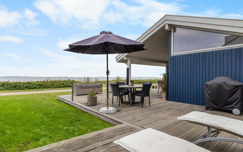 Gertje - 20M from the Sea: Blå, Busk, Sommerhus, Bunddække, Have, Estate, Skygge, Landscaping, Stuehus, Eco Hotel