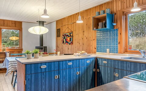 Anneka - 750M from the Sea: Træ, Køkken, Loft, Lysarmatur, Bejdse, Countertop, Hårdttræ, Planke, Cabinetry, Naturmateriale