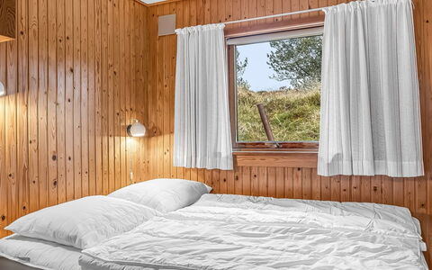 Anneka - 750M from the Sea: Seng, Soveværelse, Træ, Sengetøj, Sengetøj, Indretning, Loft, Etage, Gulvbelægning, Sengetøj