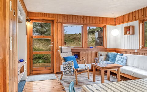 Anneka - 750M from the Sea: Indretning, Træ, Møbel, Loft, Gulvbelægning, Etage, Værelse, Stue, Bejdse, Couch