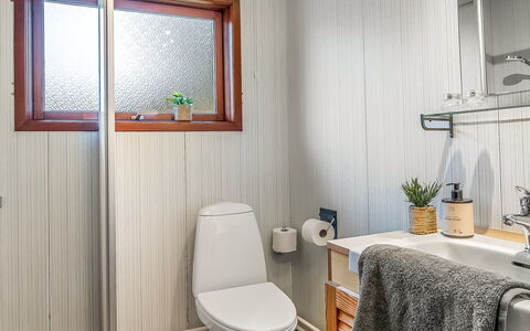 Anneka - 750M from the Sea: Sanitærarmatur, Træ, Badeværelse, Indretning, Gulvbelægning, Toiletbræt, Toilet, Etage, Håndvask, Vvs