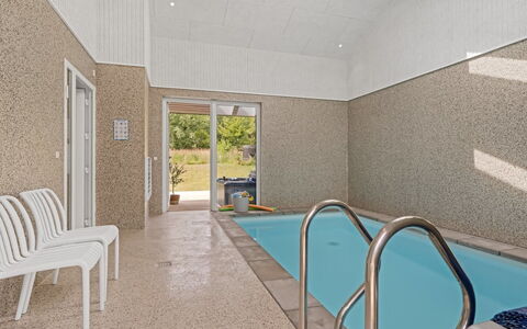 Berta - 2Km from the Sea: Gulvbelægning, Etage, Svømmepøl, Loft, Flise, Udvej, Hotel, Dagslys
