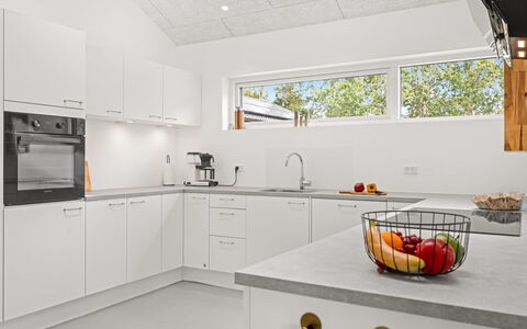 Berta - 2Km from the Sea: Køkken, Indretning, Køkken Apparat, Gulvbelægning, Countertop, Større Bandage, Loft, Træ, Lysarmatur, Cabinetry
