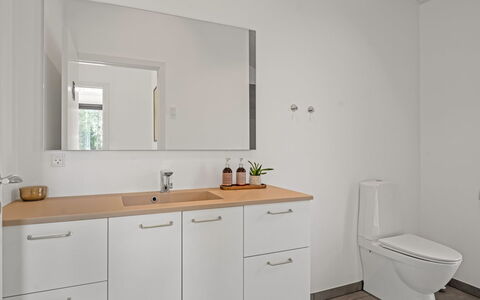 Berta - 2Km from the Sea: Badeværelsesvask, Gulvbelægning, Sanitærarmatur, Etage, Badeværelse, Indretning, Håndvask, Badeværelsesskab, Cabinetry, Spejl