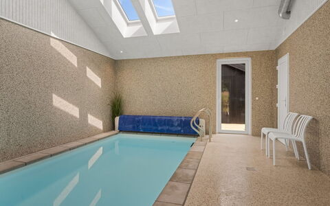 Berta - 2Km from the Sea: Gulvbelægning, Etage, Svømmepøl, Kompositmateriale, Loft, Dagslys, Udvej, Flise, Design, Bejdse