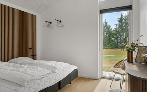 Berta - 2Km from the Sea: Træ, Indretning, Loft, Gulvbelægning, Soveværelse, Etage, Møbel, Seng, Værelse, Bed Frame