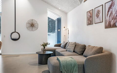 Berta - 2Km from the Sea: Indretning, Møbel, Gulvbelægning, Loft, Etage, Stue, Couch, Lysarmatur, Hjem, Lejlighed