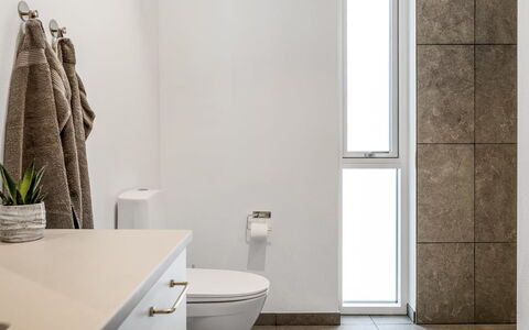 Berta - 2Km from the Sea: Toiletbræt, Væg, Gulvbelægning, Sanitærarmatur, Etage, Badeværelse, Toilet, Indretning, Badeværelsesskab, Vvs