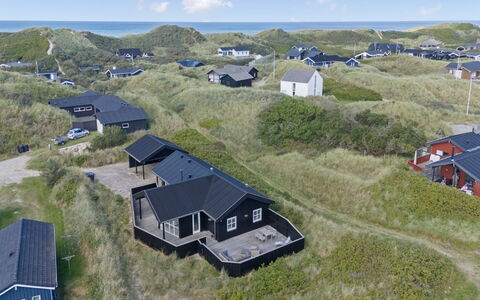 Alde - 150M from the Sea: Blå, Busk, Sommerhus, Bunddække, Have, Estate, Skygge, Landscaping, Stuehus, Eco Hotel