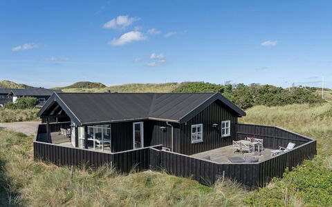 Alde - 150M from the Sea: Blå, Busk, Sommerhus, Bunddække, Have, Estate, Skygge, Landscaping, Stuehus, Eco Hotel