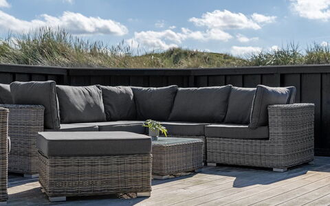Alde - 150M from the Sea: Blå, Busk, Sommerhus, Bunddække, Have, Estate, Skygge, Landscaping, Stuehus, Eco Hotel