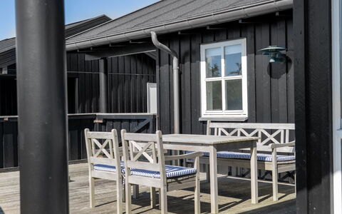 Alde - 150M from the Sea: Blå, Busk, Sommerhus, Bunddække, Have, Estate, Skygge, Landscaping, Stuehus, Eco Hotel