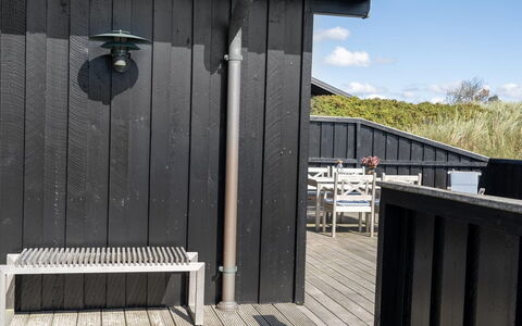 Alde - 150M from the Sea: Blå, Busk, Sommerhus, Bunddække, Have, Estate, Skygge, Landscaping, Stuehus, Eco Hotel