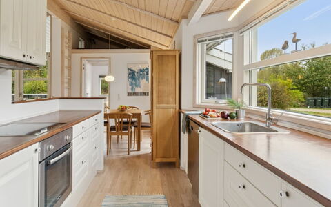 Angelika - 1.3Km from the Sea: Gulvbelægning, Countertop, Køkken, Indretning, Træ, Etage, Loft, Møbel, Cabinetry, Hjem