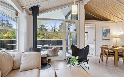 Angelika - 1.3Km from the Sea: Indretning, Gulvbelægning, Træ, Loft, Etage, Møbel, Stue, Hjem, Couch, Trægulve