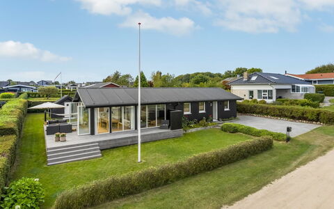 Hubertina - 75M from the Sea: Tag, Hus, Hjem, Sommerhus, Dør, Sidespor, Dæk, Veranda, Planke, Hårdttræ