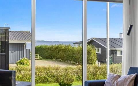 Hubertina - 75M from the Sea: Tag, Hus, Hjem, Sommerhus, Dør, Sidespor, Dæk, Veranda, Planke, Hårdttræ