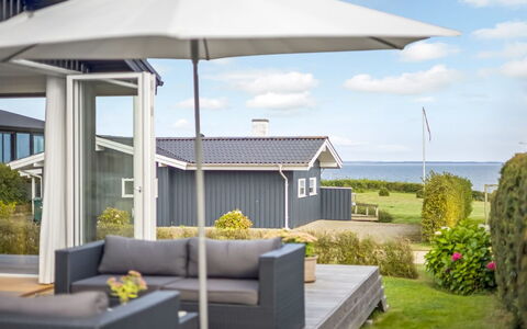 Hubertina - 75M from the Sea: Tag, Hus, Hjem, Sommerhus, Dør, Sidespor, Dæk, Veranda, Planke, Hårdttræ