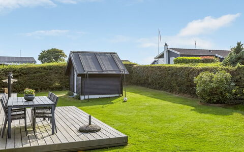 Hubertina - 75M from the Sea: Tag, Hus, Hjem, Sommerhus, Dør, Sidespor, Dæk, Veranda, Planke, Hårdttræ