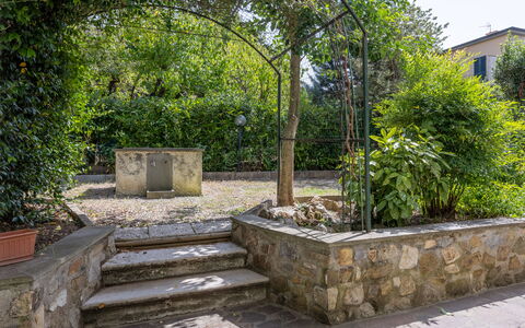 Casa Olivia With Garden And Wifi: Busk, Rots, Have, Flise, Skygge, Stenmur, Landscaping, Backyard, Beton