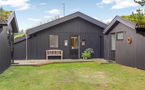 Tole - 2Km from the Sea: Boligområde, Busk, Hus, Hjem, Have, Estate, Skygge, Landscaping, Lawn