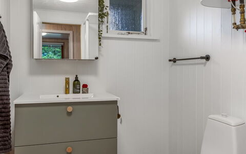 Tole - 2Km from the Sea: Gulvbelægning, Sanitærarmatur, Badeværelse, Etage, Indretning, Vvs, Toilet, Badeværelsesskab, Cabinetry, Håndvask