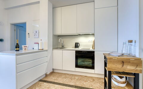 Design Jamar: Køkken Apparat, Countertop, Køkken, Cabinetry, Indretning, Gulvbelægning, Møbel, Større Bandage, Træ, Etage