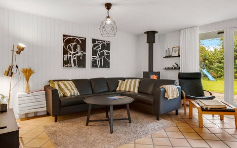 Ilsebet - 30Km from the Sea: Møbel, Indretning, Gulvbelægning, Couch, Væg, Etage, Træ, Stue, Loft, Værelse