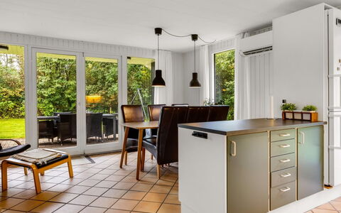 Ilsebet - 30Km from the Sea: Møbel, Gulvbelægning, Indretning, Etage, Træ, Stol, Loft, Køkken, Countertop, Køkken & Spisebord