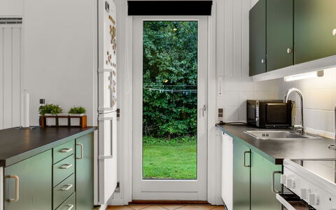 Ilsebet - 30Km from the Sea: Køkken, Træ, Køkken Apparat, Gulvbelægning, Countertop, Indretning, Større Bandage, Cabinetry, Køkkenvask, Møbel