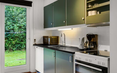 Ilsebet - 30Km from the Sea: Køkken Apparat, Køkken, Større Bandage, Countertop, Indretning, Træ, Gulvbelægning, Køkkenvask, Møbel, Cabinetry