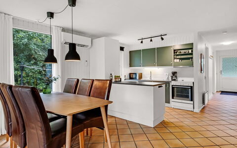 Ilsebet - 30Km from the Sea: Møbel, Indretning, Gulvbelægning, Lysarmatur, Køkken, Etage, Loft, Træ, Countertop, Cabinetry