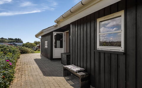 Aiana - 300M from the Sea: Hus, Tag, Hjem, Sommerhus, Busk, Bunddække, Estate, Stuehus, Sidespor, Garden Bygninger