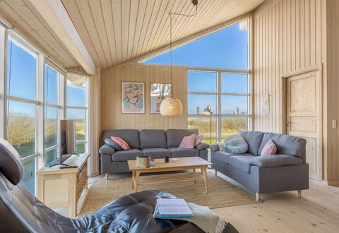 Aiana - 300M from the Sea: Træ, Møbel, Indretning, Gulvbelægning, Etage, Loft, Couch, Stue, Trægulve, Værelse