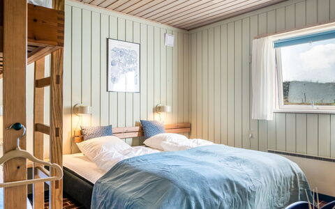 Enwald - 700M from the Sea: Seng, Soveværelse, Sengetøj, Sengetøj, Indretning, Træ, Loft, Møbel, Bed Frame, Etage