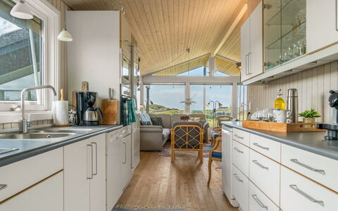 Myrna - 250M from the Sea: Gulvbelægning, Indretning, Loft, Køkken, Etage, Countertop, Trægulve, Cabinetry, Bejdse, Hårdttræ