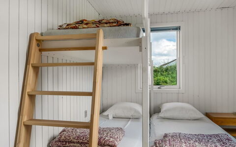 Myrna - 250M from the Sea: Soveværelse, Seng, Køjeseng, Træ, Sengetøj, Sengetøj, Indretning, Etage, Bed Frame, Gulvbelægning