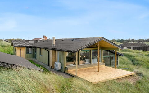 Myrna - 250M from the Sea: Tag, Sommerhus, Hjem, Landdistrikt, Veranda, Garden Bygninger, Sidespor, Stuehus, Skur, Bjælkehytte