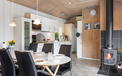 Arnia - 250M from the Sea: Sommerhus, Backyard, Gård, Garden Bygninger, Skur, Sidespor, Udendørs Møbler, Bjælkehytte, Udendørs Struktur, Hytte
