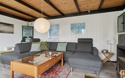 Joon - 100M from the Sea: Møbel, Indretning, Træ, Gulvbelægning, Etage, Couch, Loft, Stue, Trægulve, Hjem