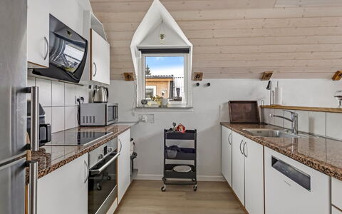 Milutin - 650M from the Sea: Træ, Hjem, Møbel, Køkken, Countertop, Loft, Lejlighed, Cabinetry, Større Bandage, Værelse