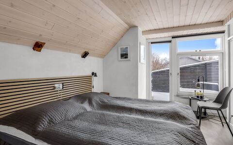 Milutin - 650M from the Sea: Træ, Indretning, Soveværelse, Loft, Seng, Møbel, Sengetøj, Bed Frame, Sengetøj, Sengetøj