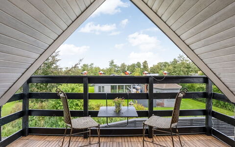 Milutin - 650M from the Sea: Træ, Veranda, Hårdttræ, Planke, Sommerhus, Dæk, Skygge, Udendørs Møbler, Stol, Eco Hotel